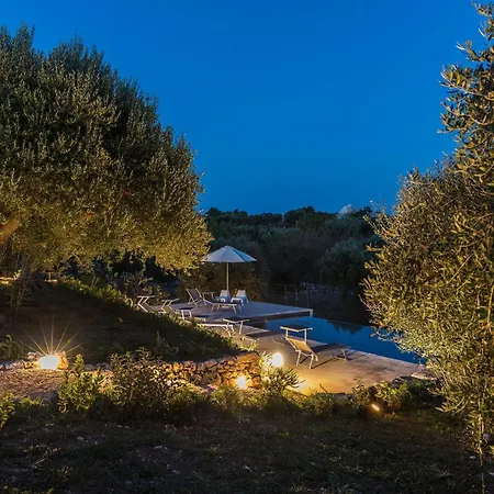 Trullo In With Infinity Pool Cisternino